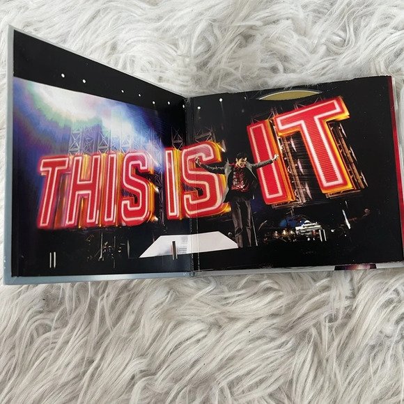 This Is It by Michael Jackson (2 CD, 2009, Sony) Hardcover Booklet, Souvenir - Picture 3 of 16
